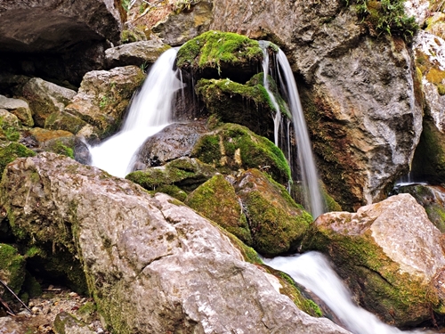 Langzeitbelichtung von Wasserfall