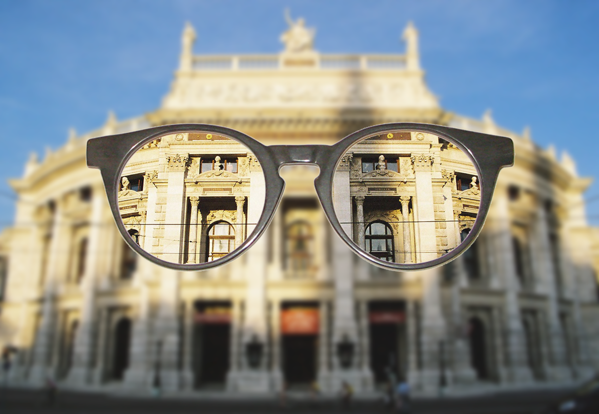 Brille vor Theater